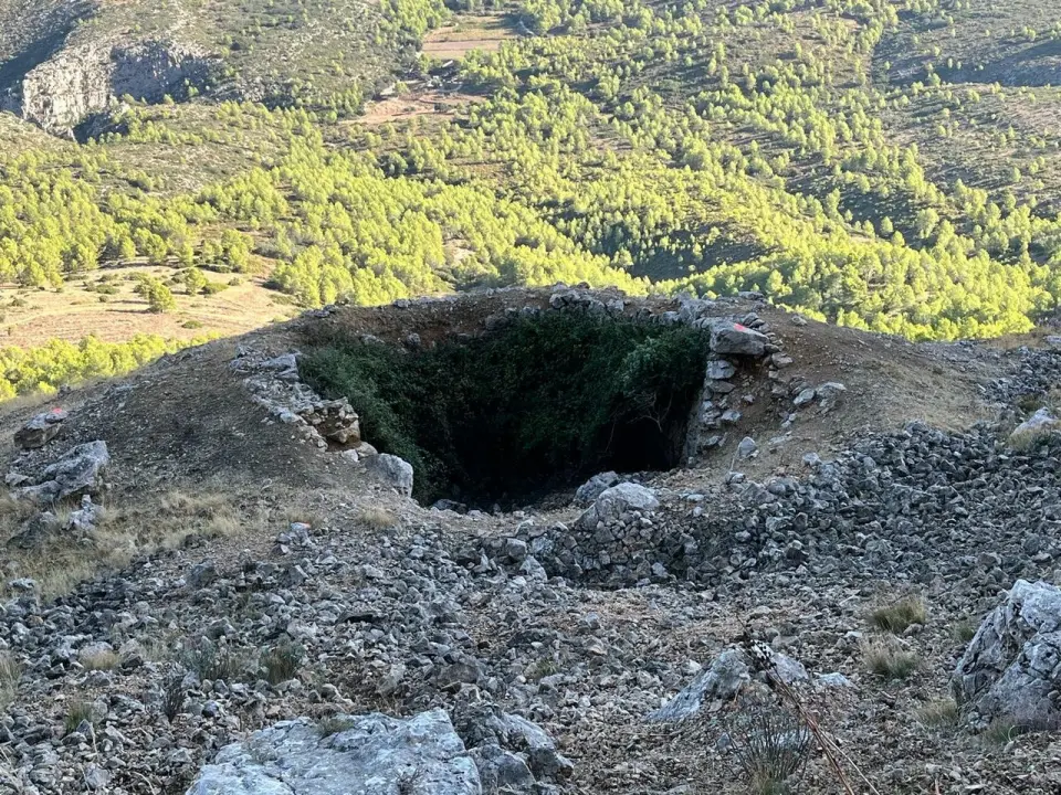 Arranca en la Sierra de Bèrnia la recuperación de la Nevera Gran con transporte aéreo de materiales
