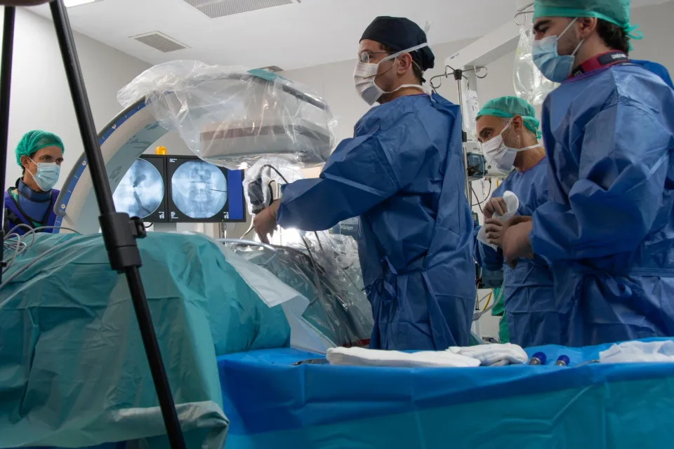 Equipo quirúrgico durante una cirugía de columna en el Hospital de Dénia