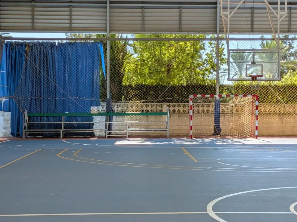 El Verger renueva gradas y baños en sus pistas de baloncesto y pádel