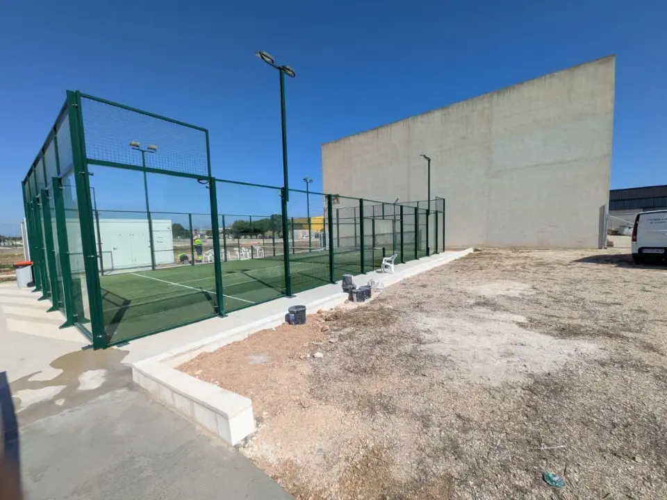 El Verger renueva gradas y baños en sus pistas de baloncesto y pádel
