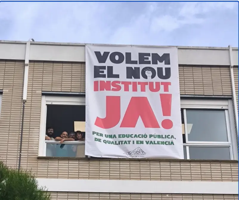 I docenti di Orba espongono uno striscione per esigere subito il nuovo istituto