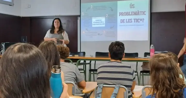 Ondara organizza lezioni sulla dipendenza da schermi in primaria e secondaria