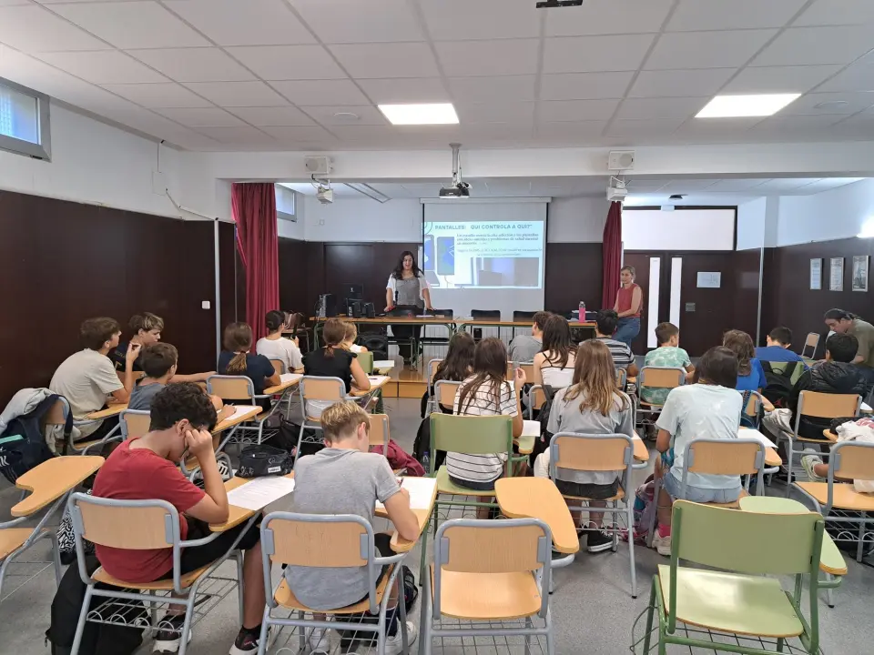Ondara organizza lezioni sulla dipendenza da schermi in primaria e secondaria