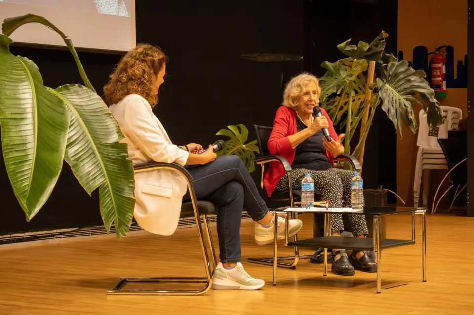 Manuela Carmena dibatte a Benidorm su abitazioni, sfratti e qualità democratica