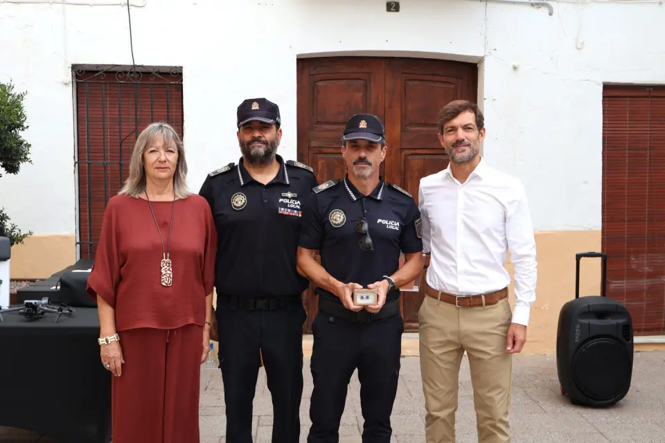 La Polizia Locale di Benitatxell presenta l'unità di droni nella festa dei patroni