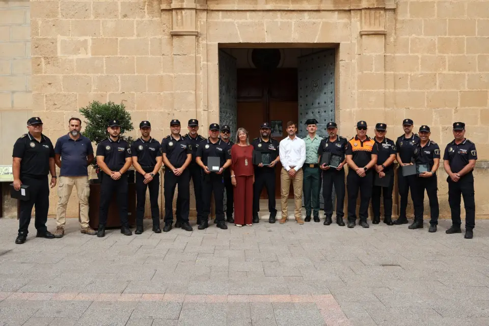 La Polizia Locale di Benitatxell presenta l'unità di droni nella festa dei patroni