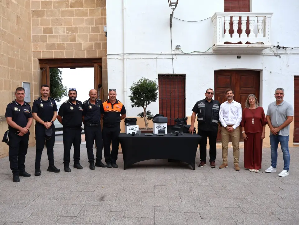 La Polizia Locale di Benitatxell presenta l'unità di droni nella festa dei patroni