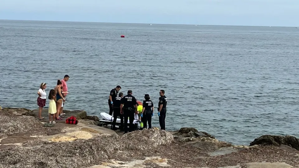 Cae un bañista en la playa del Trampolí de Dénia y es trasladado al hospital