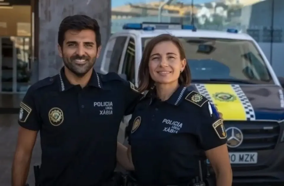 Dos policías de Xàbia recibirán un premio por rescatar a siete personas de un incendio