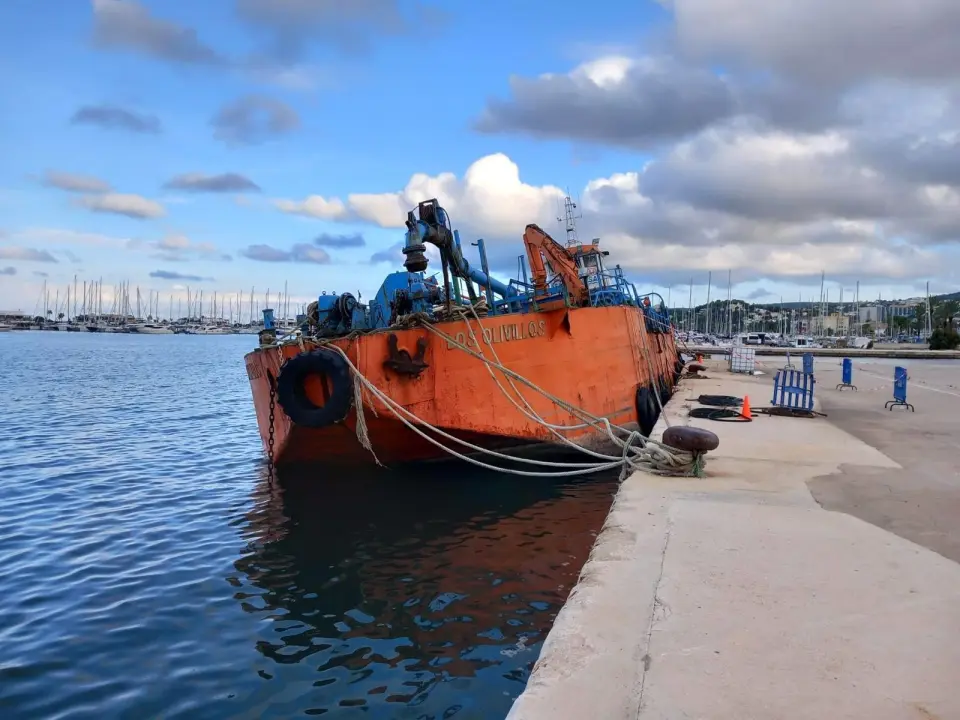 La draga Los Olivillos rischia di affondare a Dénia dopo otto mesi senza permesso di demolizione