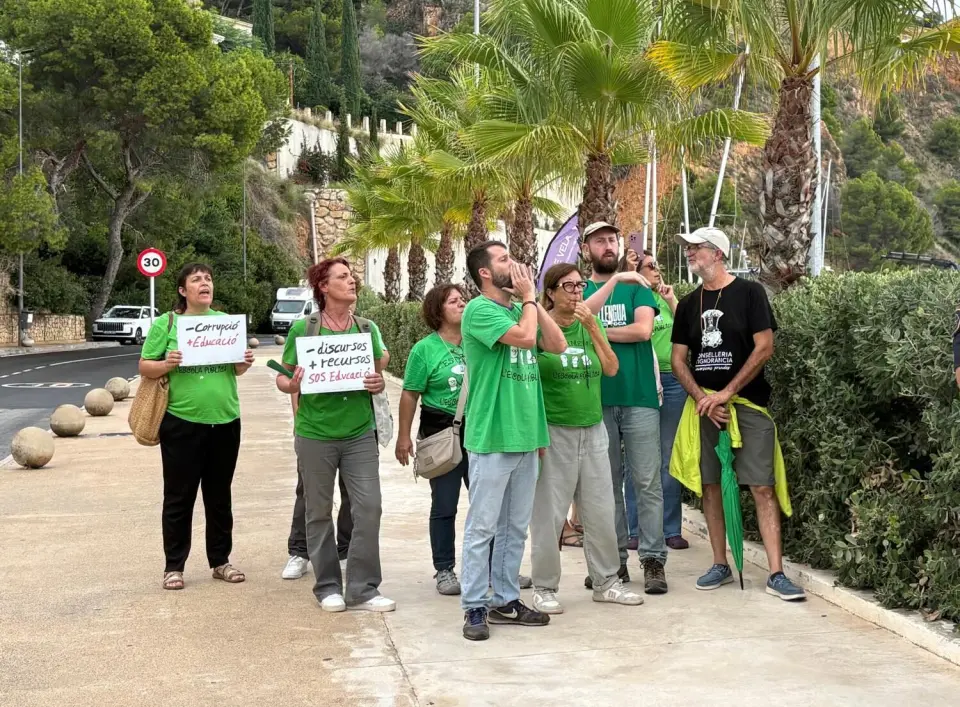 Docenti di Xàbia protestano per l'istruzione pubblica durante la visita del president Pérez Llorca