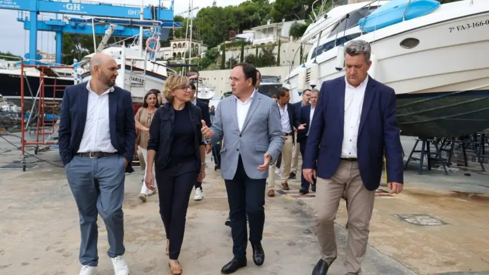 Pérez Llorca visita le opere del porto di Xàbia tra le proteste dei docenti per l'istruzione pubblica