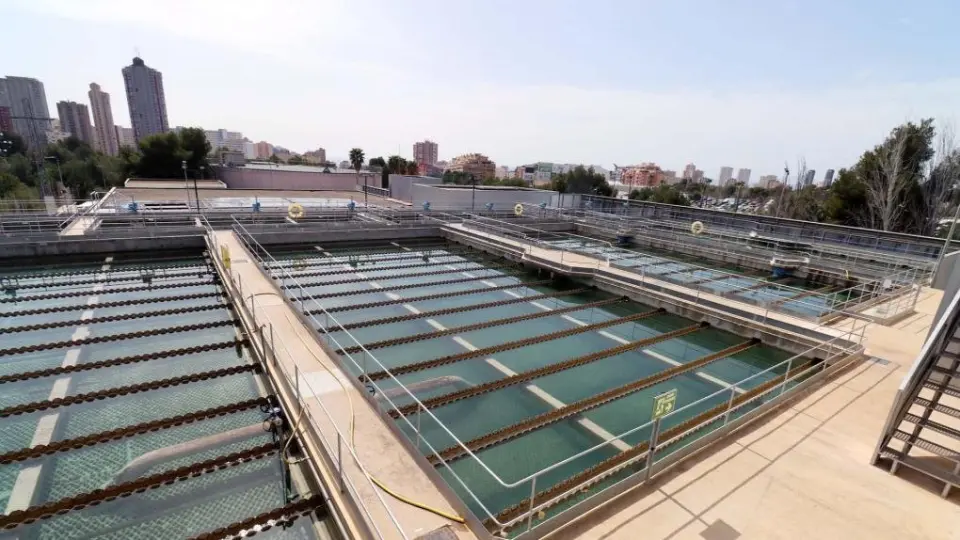 Un incendio deja gravemente dañado el transformador que suministra agua potable a la Marina Baixa