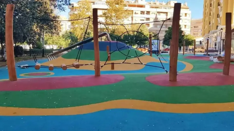 El caucho de los parques infantiles de Dénia, bajo la lupa: qué dicen los estudios y qué no