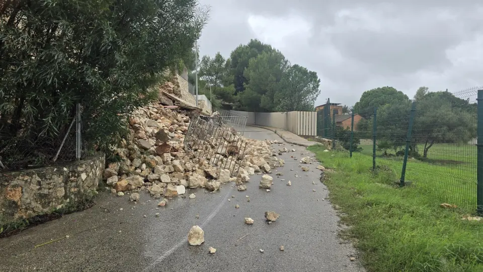L'effondrement d'un mur de pierre sèche isole des villas à Sant Nicolau, Dénia