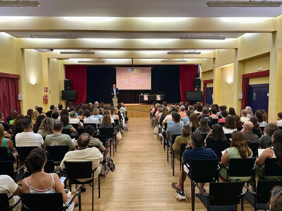 Dénia cierra con éxito el ciclo 'Educant en el present' y prepara nueva edición para 2027
