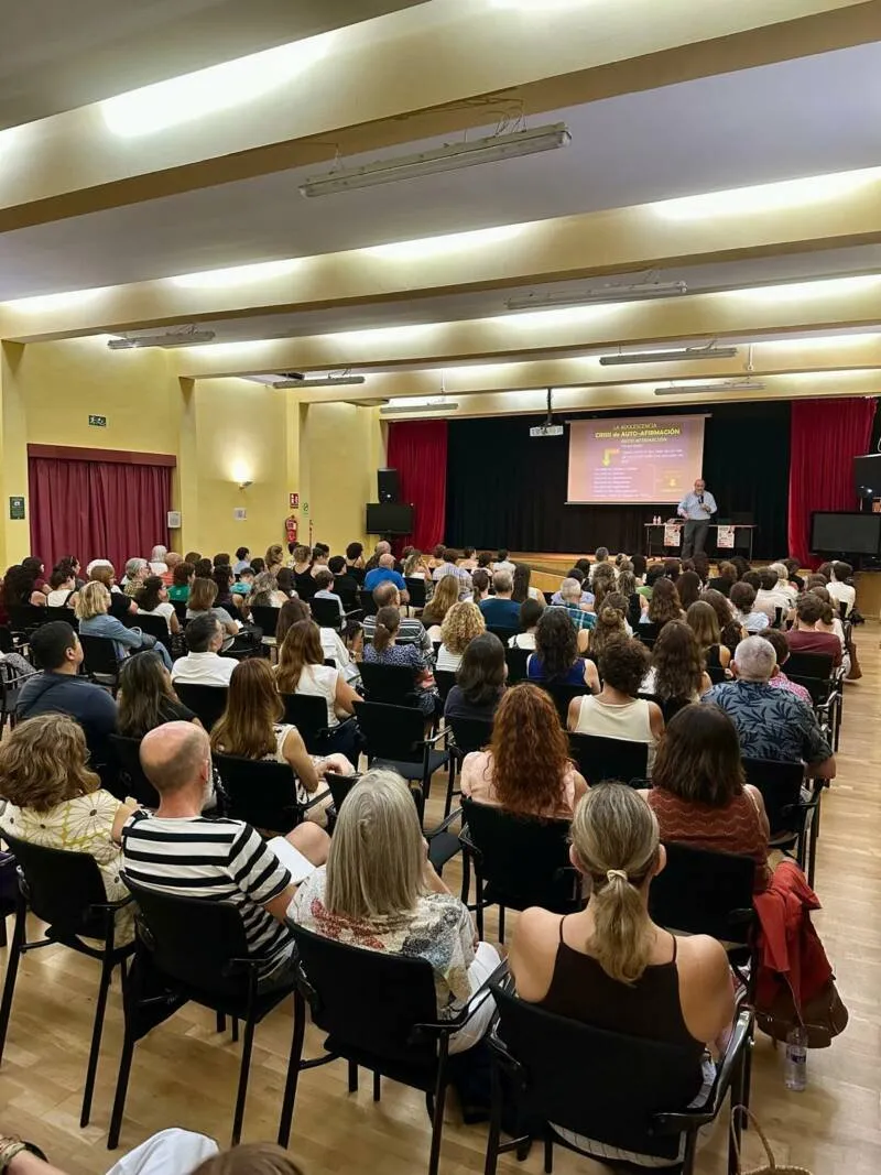 Dénia cierra con éxito el ciclo 'Educant en el present' y prepara nueva edición para 2027