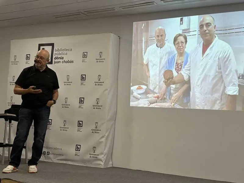 Paco Alonso warns of decline in traditional markets after praising Dénia's