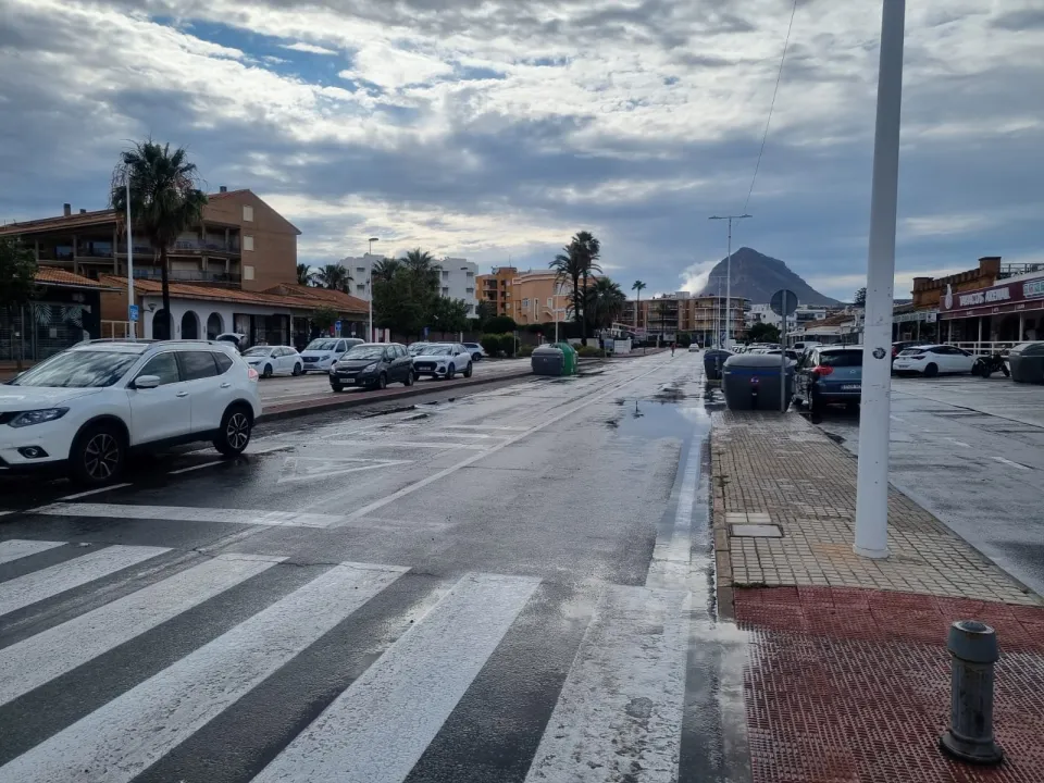 Un vecino de l'Arenal denuncia que decenas de coches cruzan a diario la línea continua de la avenida de la Llibertat